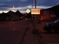 Navigace Metalizace - tab c7 reflexní značka v noci s bleskem