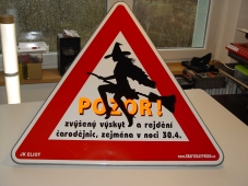 Atypická poloreflexní dopravní značka Čarodějnice