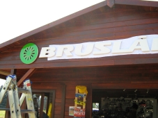 Montáž plastického loga Bruslárna 01