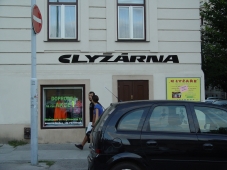 Plastické logo a foto výlohy Čapkova
