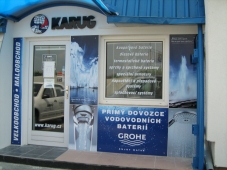 Grafika vchod a plastické logo KARUG