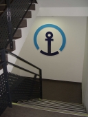 Plastické logo kotva Kuhne+Nagel 01
