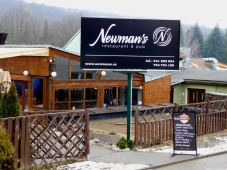 Plotrem řezaná grafika Newman´s na černém Dibondu